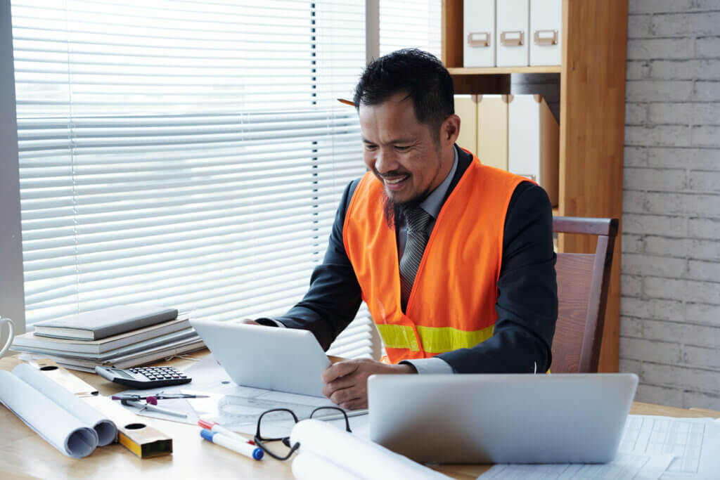 Head Contractor with Tablet Computer